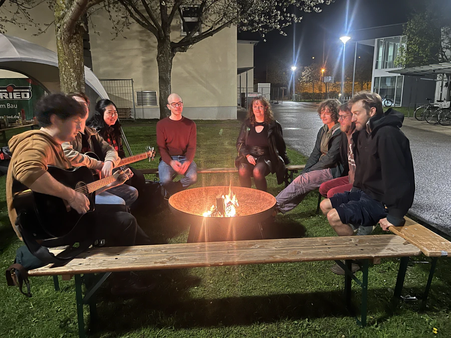 Am Lagerfeuer wurde gemeinsam Gitarre gespielt und gesungen